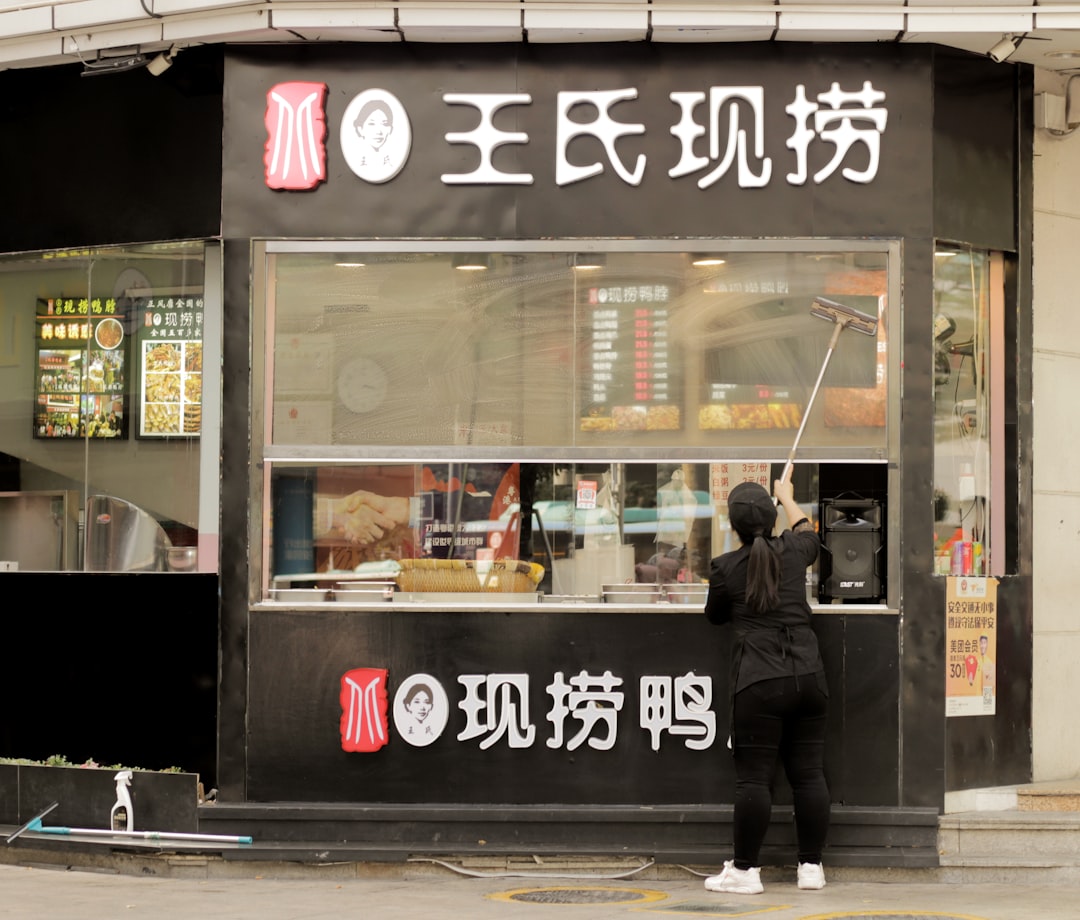 你家楼下的那家店，可能正在悄悄换打法